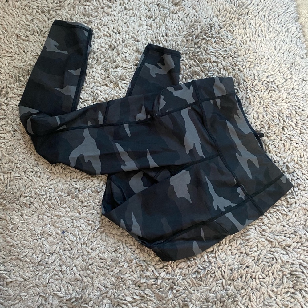 athleta, size xs leggings, most likely 7/8 !! side pockets with zippers !!